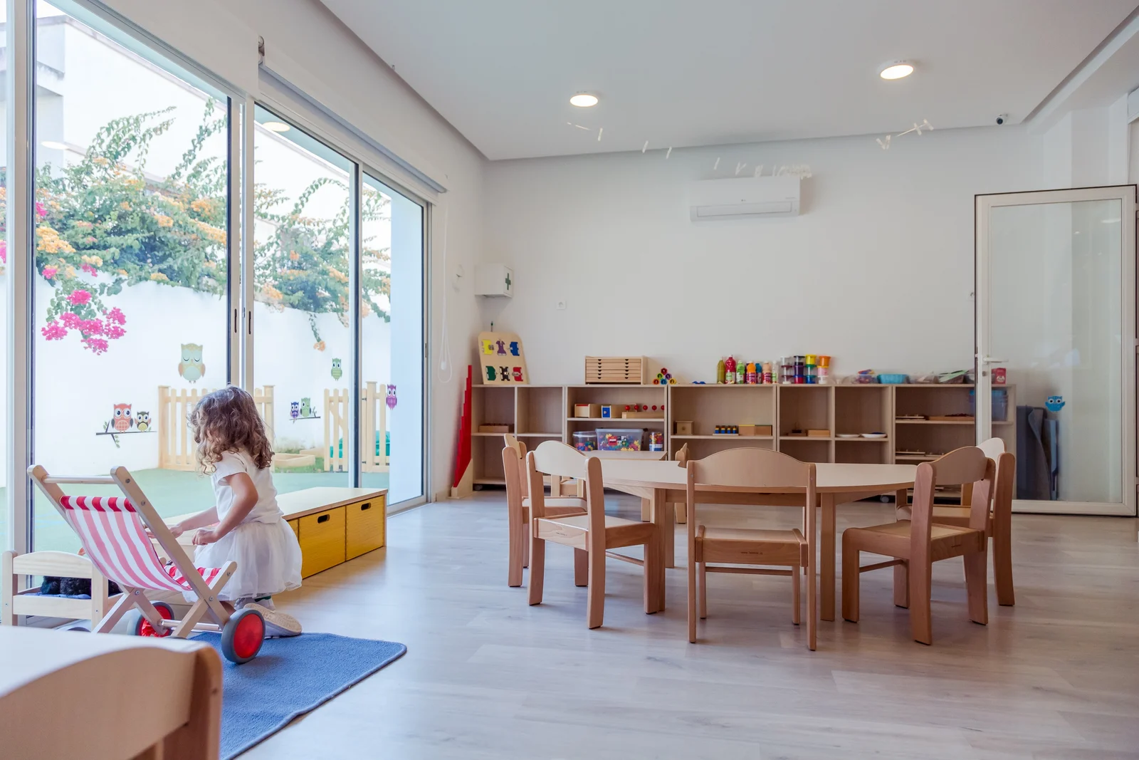 Salle d’éveil lumineuse de Babychou, avec mobilier en bois adapté aux enfants