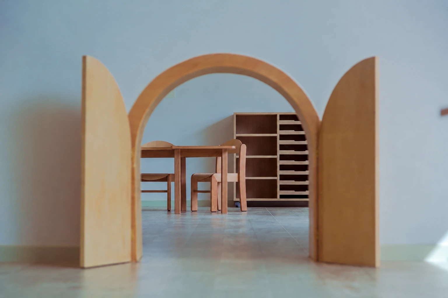 Mobilier en bois à hauteur d’enfant dans une classe Babychou