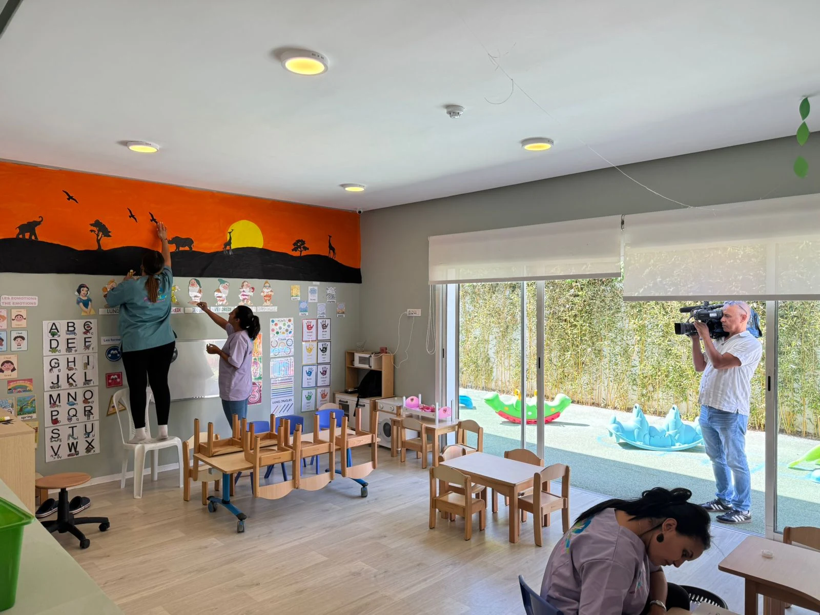 L’équipe prépare une classe Babychou pendant le tournage de RTM
